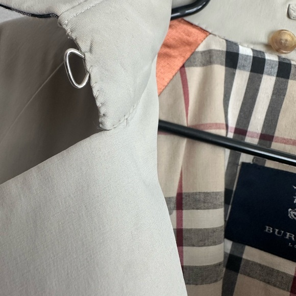 Burberry Women’s Classic Tan Trench Coat - Picture 8 of 16